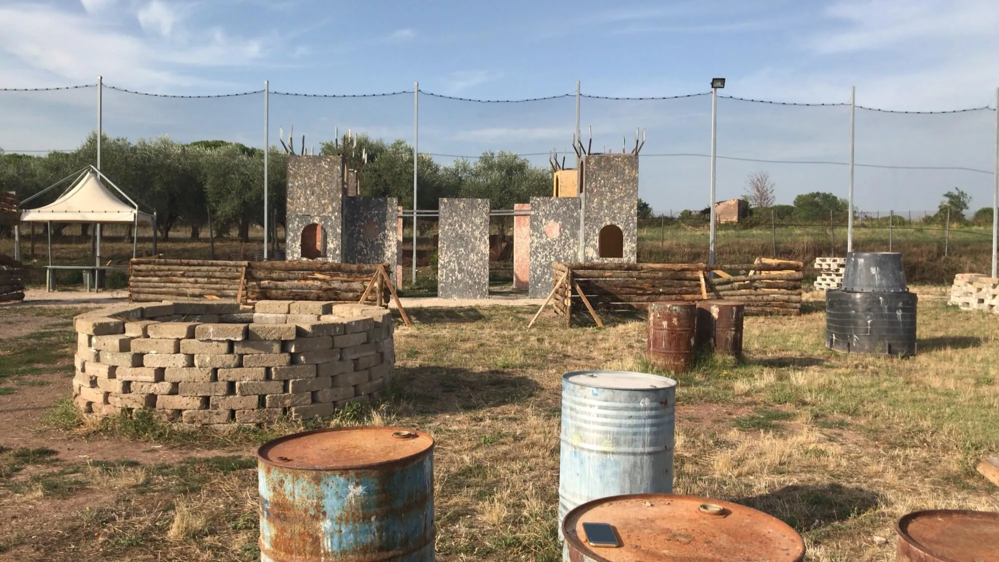 Vista del campo da gioco con ripari e vegetazione